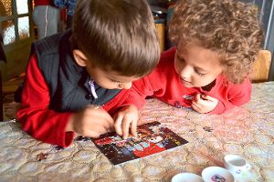 Große Freude bei Waisenkindern über ein kleines Puzzle aus Deutschland. Das Hilfswerk Helfende Hände unterstützt das Waisenhaus in Deva, Rumänien, seit vielen Jahren. Foto: Verein Foto: Schwarzwälder-Bote