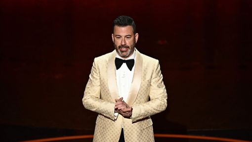Oscars-Moderator Jimmy Kimmel erntete für die Aktion viele Lacher aus dem Publikum. Foto: AFP/PATRICK T. FALLON