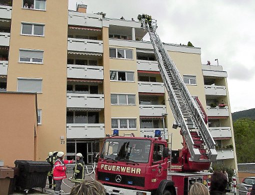 Am Hochhaus im Heuweg übten die Feuerwehren am Wochenende den Einsatzablauf. Foto: Maute Foto: Schwarzwälder-Bote