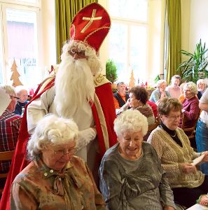 Die Gäste des Altentreffs St. Anna  freuten sich über den Besuch des Nikolaus. Foto: Fechter Foto: Schwarzwälder-Bote