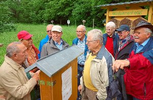 Am Kapficher Bienenlehrpfad erzählte  Horst Burghard (links) den ehemaligen Bürgermeistern eine Menge  über die für den Bestand der Natur wichtigen Insekten.   Foto: Schabert Foto: Schwarzwälder-Bote