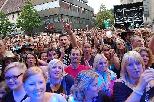 Sommerzeit ist Open-Air-Zeit: Rund 5000 Fans feierten am Freitagabend The BossHoss auf dem Marktplatz in Balingen. Die Stimmung war bestens und trocken. Ein Tag später ... Zur Bildergalerie Foto: Bartler-Team