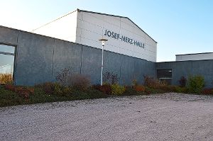 An die Josef Merz-Halle soll eine Sporthalle angebaut werden. Die Durchgänge sind im Bereich der beiden Fenster bereits geplant. Foto: Herzog
