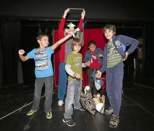 Kinder des Sommercamps der Goldader Bildung üben mit den selbst gebastelten Marionetten auf der Bühne des Kupferdächles. Foto: Schwarzwälder-Bote
