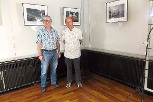 Gerhard Braun (rechts) und Klaus Dezember während der Vernissage im Subiaco-Kino.  Foto: Adrian Foto: Schwarzwälder-Bote