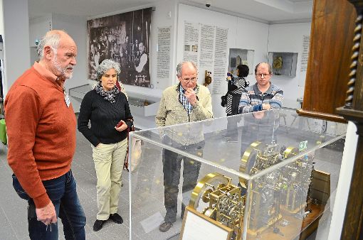 Jürgen Weisser (links) zeigt den Besuchern des Deutschen Phonomuseums auch die Uhrensammlung. Foto: Seiss Foto: Schwarzwälder-Bote
