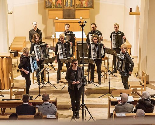 Unter der Leitung von Sandra Bommeli überzeugt der Harmonikaverein Hausen in der Kirche St. Maria. Foto: Harmonikaverein Foto: Schwarzwälder-Bote