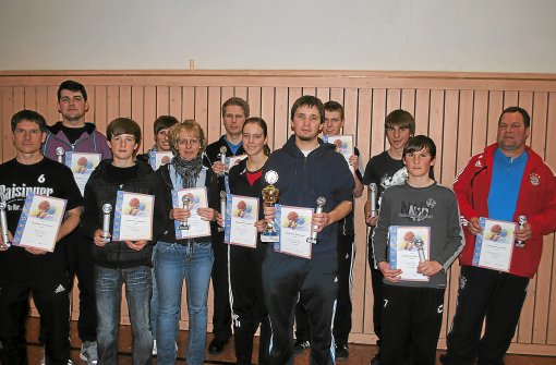 Die Sieger des Tischtennisturniers in Baisingen bei der Siegerehrung. Timo Klocke (Fünfter von rechts) sicherte sich den Gesamtsieg. Foto: Baum Foto: Schwarzwälder-Bote