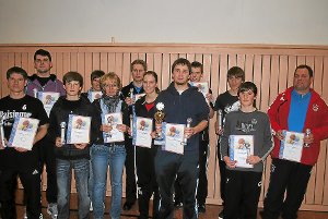 Die Sieger des Tischtennisturniers in Baisingen bei der Siegerehrung. Timo Klocke (Fünfter von rechts) sicherte sich den Gesamtsieg. Foto: Baum Foto: Schwarzwälder-Bote