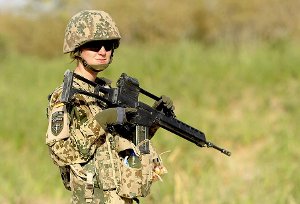 Soldatin mit Sturmgewehr G36. Foto: dpa