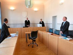 Vorm Oberndorfer Amtsgericht muss sich Hermann Theisen (rechts) wegen Hausfriedensbruch  verantworten. Foto: Danner