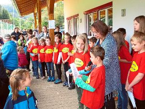 Auch die Kinder der Grundschule gratulierten zum neuen Platz am Sportheim, den sie mitnutzen dürfen.  Foto: Stocker Foto: Schwarzwälder-Bote