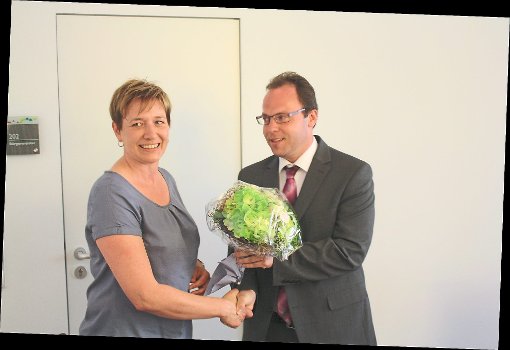 Bürgermeister Holder hieß die Gemeindevollzugsbedienstete Petra Schlipf mit einem Blumenstrauß willkommen. Foto: Köncke Foto: Schwarzwälder-Bote
