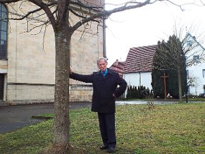 Max Pauli sagt, er verleihe einer schweigenden Mehrheit in Binsdorf eine Stimme, die sich gegen die Fällung der Kastanien vor St. Markus ausspreche. Er wolle die Bäume retten, auch um Schaden von der Kirchengemeinde abzuwenden.   Foto: Schnurr