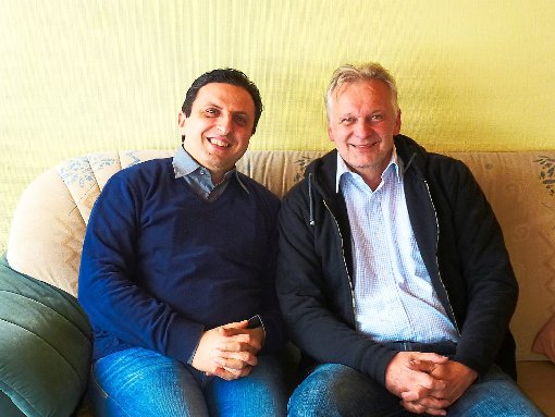 Die Pastoren  Frahan Aleid (links)  und Harald Rauch bauen gemeinsam kulturelle Brücken für  Flüchtlinge. Foto: Müller Foto: Schwarzwälder-Bote