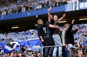 Die HSV-Fans jubeln: Hamburg bleibt erstklassig. Foto: dpa