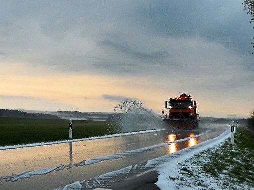 Der Schneepflug räumt den Hagel von der Straße.  Foto: Kretschmann/Feuerwehr