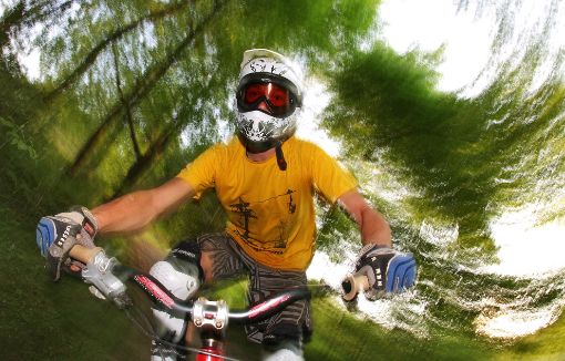 Rasant – und nicht ungefährlich sind die Fahrten der Downhill-Biker.  Foto: Stratenschulte
