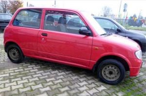 Die Ermittlungen der Polizei im Fall einer verkohlten Männerleiche, die am Montag bei Eschach gefunden wurde, konzentrieren sich auf das ausgebrannte Auto - einen älteren roten Kleinwagen der Marke Daihatsu Cuore (Symbolfoto).  Foto: Polizei