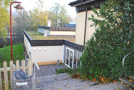Immer noch ein unerledigtes Werk ist der Wunsch nach einer Überdachung des Treppenabgangs von der Schule zur Bodenackerhalle.   Foto: Bantle Foto: Schwarzwälder-Bote