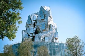 Das neue Wahrzeichen der südfranzösischen Stadt Arles, entworfen vom Architekten Frank Gehry – klicken Sie sich durch unsere  Bildergalerie! Foto: picture alliance/dpa/AFP