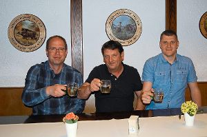 Ein Prost auf den Neuanfang:  Thorsten Schweizer,  Nicola Ciavarrella und  Stanislaw Enns (von links). Foto: Hahn Foto: Schwarzwälder-Bote