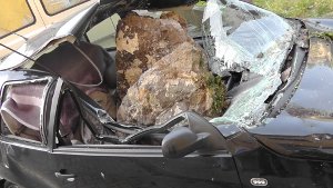 Felsbrocken durchschlägt Auto