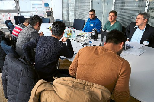 Einen ersten Einblick in die Arbeit bei der Kurt Meder GmbH bekamen die Flüchtlinge bei einem Vorstellungs- und Informationsgespräch.     Foto: Meder Foto: Schwarzwälder-Bote