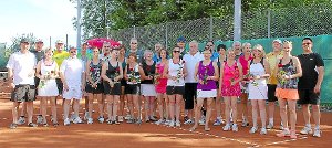 Rosen haben die Teilnehmerinnen des Hobby-Mixed-Turniers der Tennisgemeinschaft Rosenfeld bekommen. Foto: Kohle Foto: Schwarzwälder-Bote