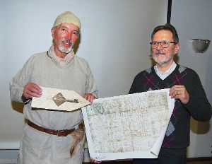 Heinrich Güntner (links) und Franz Bantle zeigen den Wegweiser und eine Kopie des Klosterplanes.  Foto: Born Foto: Schwarzwälder-Bote
