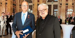 Staatssekretär  Klaus-Peter Murawski  (rechts) überreicht Thomas Brobeil das Verdienstkreuz am Bande.   Foto: Staatsministerium Baden-Württemberg Foto: Schwarzwälder-Bote