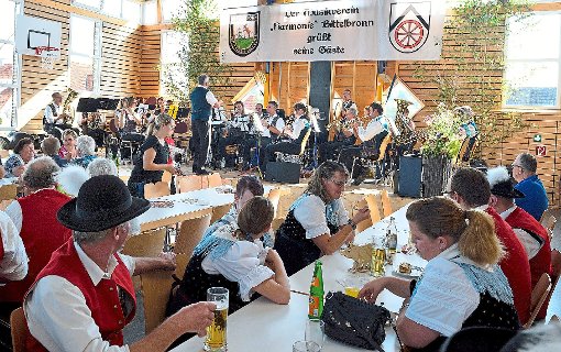 Die Besucher wurden in Bittelbronn musikalisch und kulinarisch bestens versorgt. Foto: Morlok Foto: Schwarzwälder-Bote