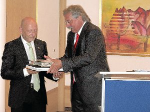 Martin Jost überreichte dem neuen Präsidenten Ekkehard Haase (links) Präsidenten-Nadel und Clubbuch.   Foto: Lions Club Foto: Schwarzwälder-Bote