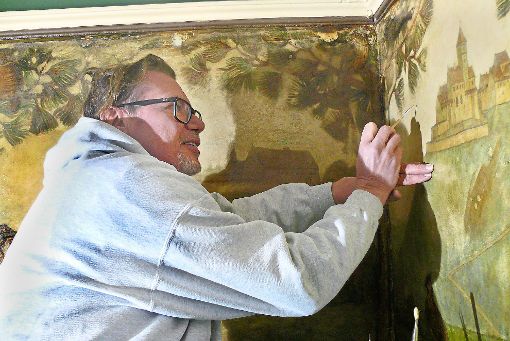 Restaurator Martin Holzinger bei der Arbeit: Mit feinen Pinselstrichen frischt er die Wandmalereien von Konrad Albert Koch im Neuhaus auf.  Foto: Visel