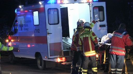 Ein 20-jähriger Autofahrer ist bei einem Unfall zwischen Lindenhof und Oberndorf schwer verletzt worden. (Symbolfoto) Foto: Kamera24.tv