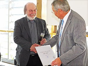 Die Ehrenstele des Gemeindetags Baden-Württemberg hat Erhard Karle aus den Händen von Bürgermeister Lothar Mennig erhalten. Foto: Eyrich Foto: Schwarzwälder-Bote