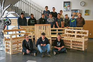 Die Klassen 9a/b der Werkrealschule Altensteig haben Palettenmöbel entwickelt und angefertigt. Foto: Werkrealschule Foto: Schwarzwälder-Bote