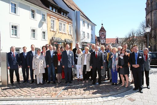 Gäste aus Deutschland und der Schweiz mit dem Führungsteam der Stadt Bräunlingen am  Zähringerplatz.      Foto: Stadtverwaltung Foto: Schwarzwälder-Bote