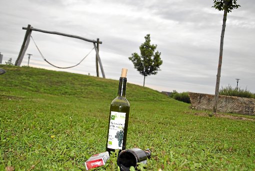 Leere Flaschen und Zigarettenstummel soll man auf den Rottenburger Spielplätzen künftig nicht mehr sehen. Foto: Baum Foto: Schwarzwälder-Bote