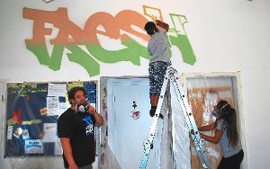 Zusammen mit Graffiti-Experte Maximilian Frank (links) besprühen Jugendliche eine Wand im Jugendhaus Schömberg.  Foto: Fisel Foto: Schwarzwälder-Bote