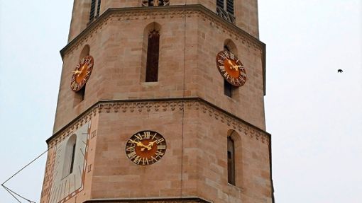Die Uhren am Kirchturm zeigen wieder die richtige Uhrzeit an. Foto: Eyckeler