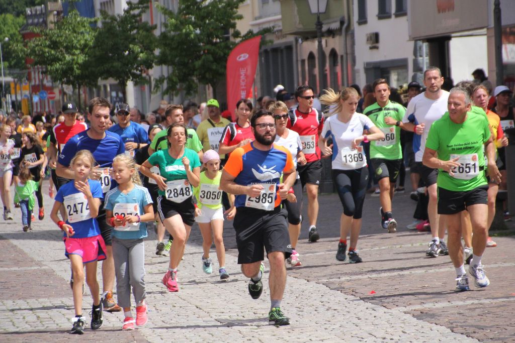 Teilnehmerrekord beim Stadtlauf: Rund 2800 Läufer rennen bei der zwölften Ausgabe der Veranstaltung durch die Villinger Innenstadt. Fotos: Heinig