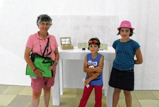 Gwenaël Landure aus Brest und ihre Enkel Achille (sieben Jahre) und Louise Pech-Pouliquen (elf Jahre).  Foto: Museum Foto: Schwarzwälder-Bote