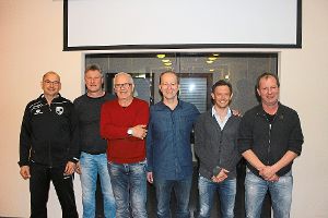 Die wiedergewählten Vorstandsmitglieder mit dem Vorsitzenden Axel Wiesner (Dritter von rechts). Foto: Scheu Foto: Schwarzwälder-Bote