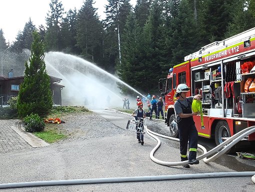 Bei der Hauptübung waren die Feuerwehrleute ganz schön gefordert.  Foto: Stocker Foto: Schwarzwälder-Bote