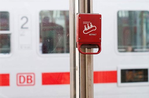 Laut Bahn fahren am Samstag rund 30 Prozent der Fernzüge. Auch bei den Regional- und S-Bahnen laufe der Notfallplan gut an. Foto: dpa