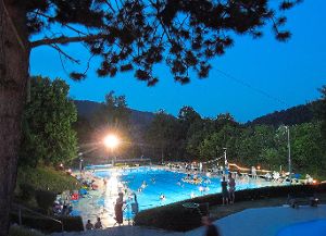 Vollmondschwimmen im Glatttalfreibad  ist beliebt, vor allem bei den auch abends noch herrschenden hohen Temperaturen. Foto: Gukelberger Foto: Schwarzwälder-Bote