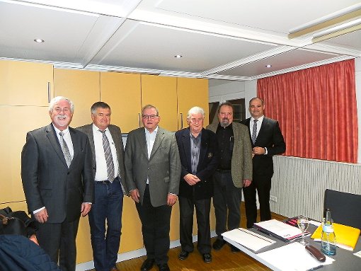 Stefan Teufel (rechts) und Lothar Reinhardt (links) ehren  Johannes Bronner, Walter Bronner, Bernd Glück und Edwin von Podewils.   Fotos: Haubold Foto: Schwarzwälder-Bote