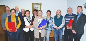 Verdiente Mitglieder hat der Förderverein der Sozialstation Straßberg geehrt. Das Bild zeigt sie mit  Manfred Bopp, dem Vorsitzenden  (links), und Bürgermeister Markus Zeiser (rechts).  Foto: Born Foto: Schwarzwälder-Bote