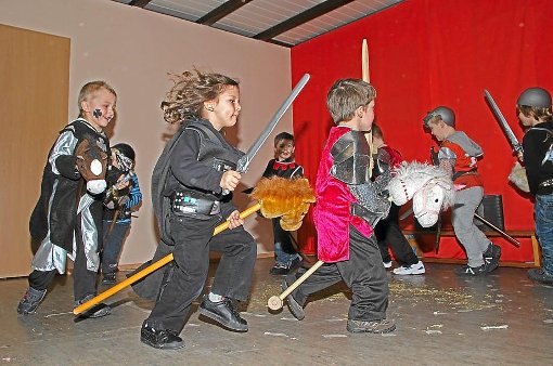 Furchtlos waren die Ritter auf der Bühne bei der Cresbacher Kinderfasnet. Foto: Hackstock